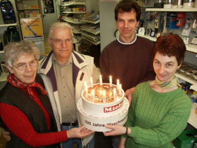 2002: Das 40jährige Bestehen des Betriebs wird von zwei Generationen gefeiert