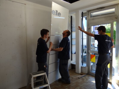 2012: Beim Ladenumbau packt natürlich das ganze Team mit an!